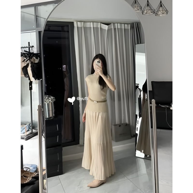 Summer New Korean Style Pure Desire Slim-fit Short-sleeved Sweater Design Sense Niche Top Pleated Skirt Elegant suit