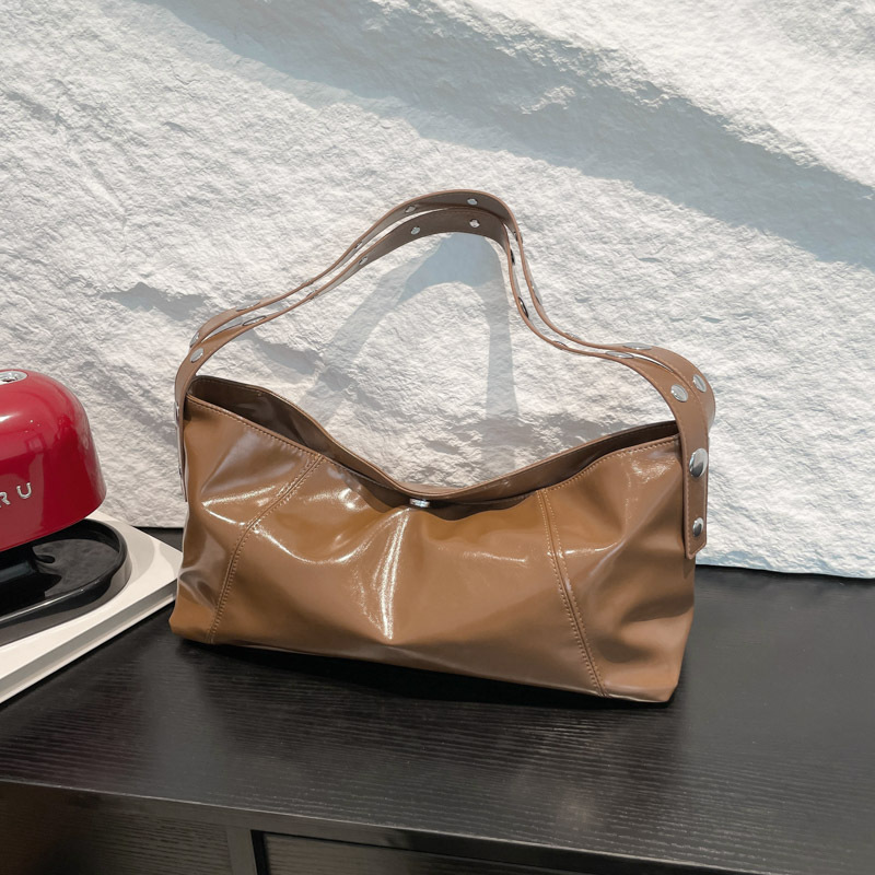 Bolso de axila retro estilo Hong Kong 2025 verano nuevo bolso femenino bolso de textura de alta calidad bolso de hombro con remaches de gran capacidad