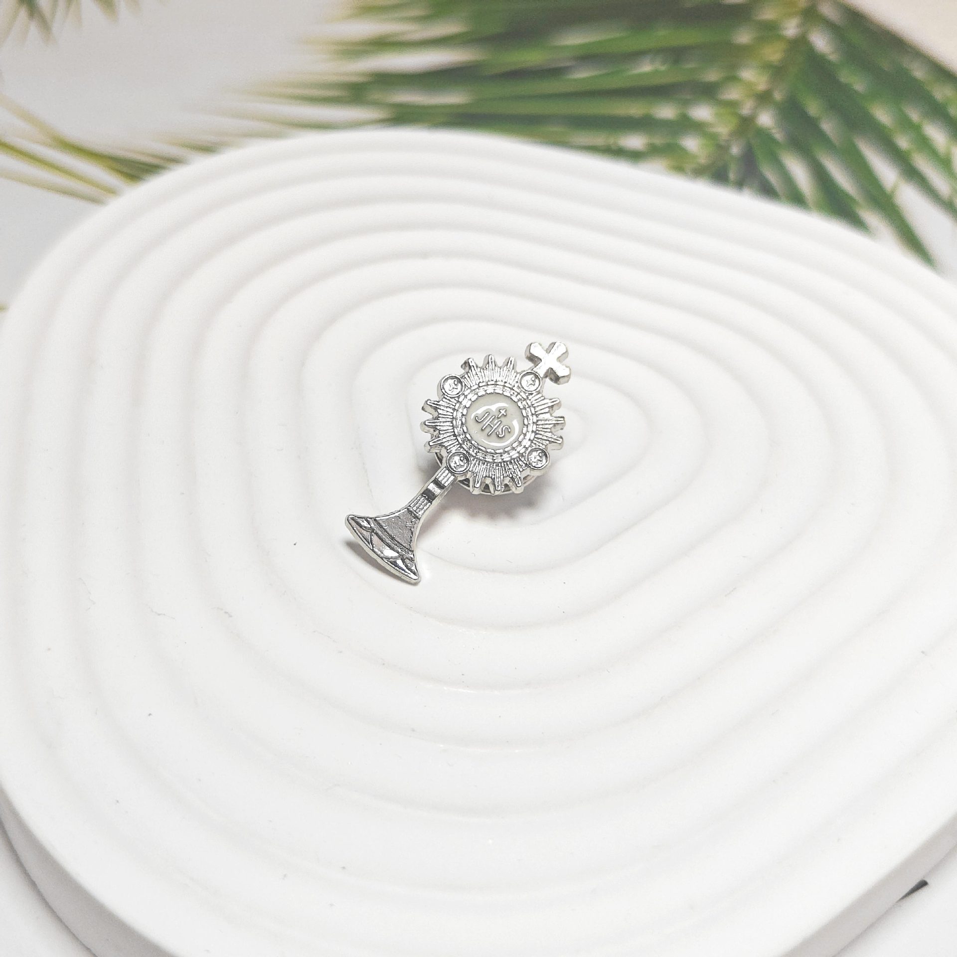 Vintage brosch i legering med kors anti-exponeringsnål_voghion.com