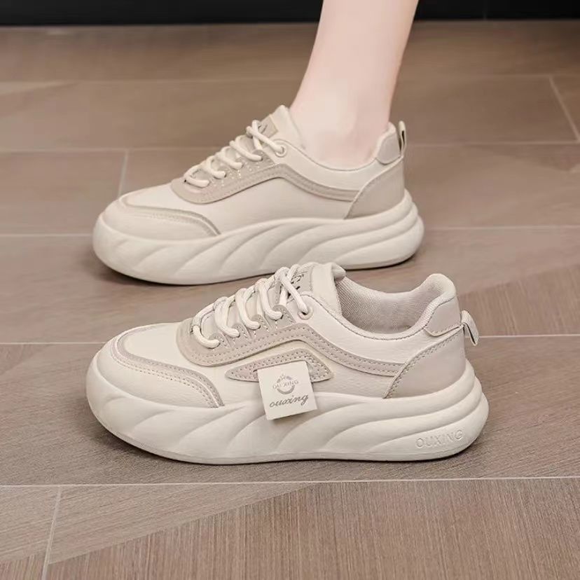 Zapatos de malla transpirables de color blanco para mujeres 2024 nuevos zapatos de pan de verano con suela gruesa versátil alta zapatos de suela suave para mujeres