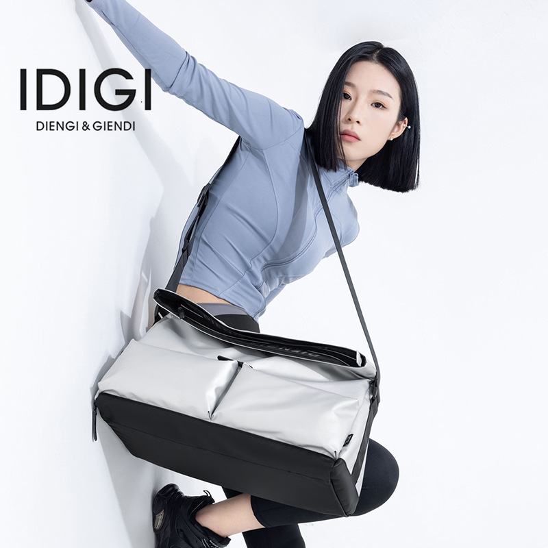 Capacious travel bag