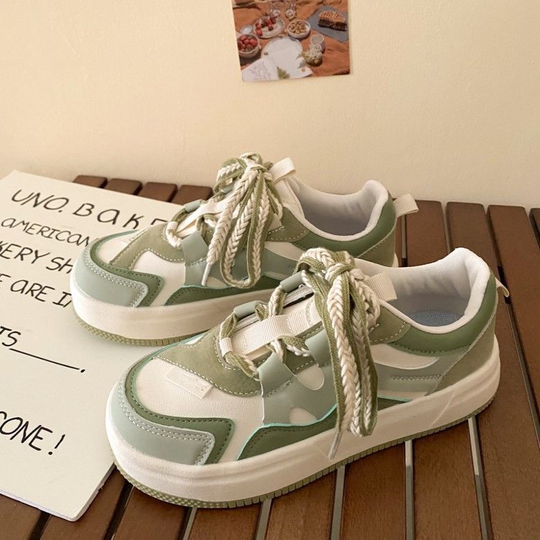 Pequeños zapatos blancos para mujeres 2024 primavera y otoño nueva moda universal zapatos de padre para mujeres de suela gruesa nicho zapatos de skate para mujeres