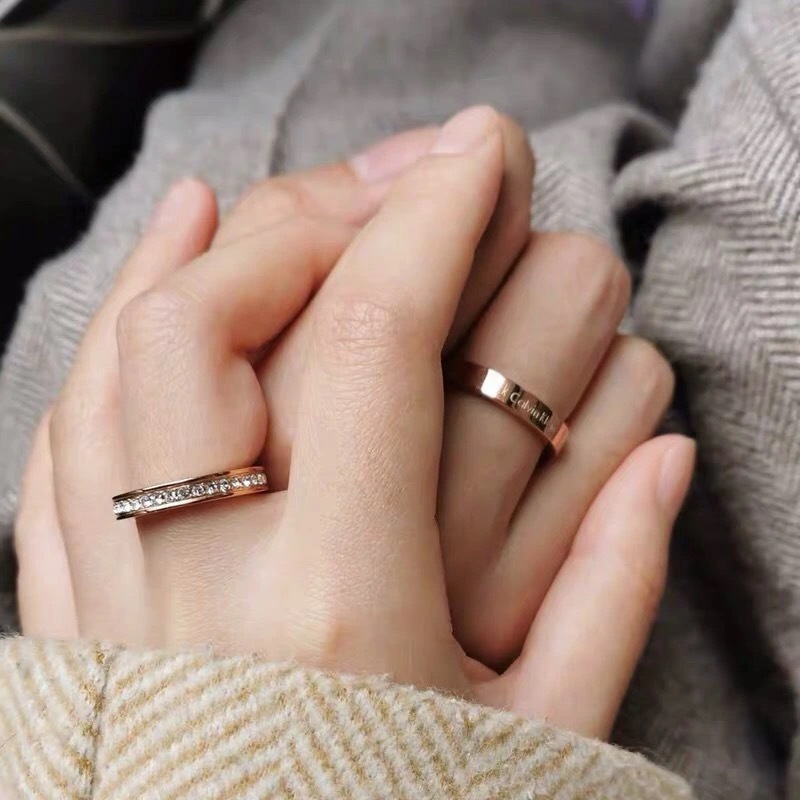 Anelli delicati impilabili bicolore, set di stratificazione in metallo misto di tendenza, fasce sottili minimaliste in oro e argento, simboli di stelle iniziali incisi, impilabili da 3 a 5 pezzi, moda_voghion.com