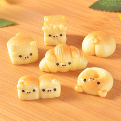 微景観漫画のデザートの小さいパンのかわいい小さい動物は食事をしてdiyの装飾品のキーホルダーの部品の小さい置物を遊びます。
