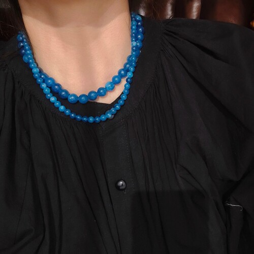 The blue bead necklace with a minimalist and niche design, exuding a sense of sophistication, similar to the one worn by Korean Instagram influencer Fever, for women.