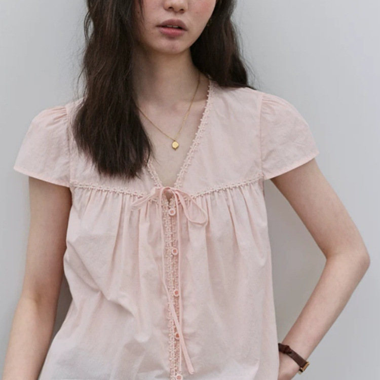"Mustard Pie Voe" Pink V-Neck Lace Pleated Shirt for Women, New Summer Style, Sweet Pure Cotton Top with Ties "Mustard Pie Voe" Pink V-Neck Lace Pleated Shirt for Women, New Summer Style, Sweet Pure Cotton Top with Ties