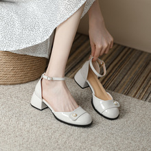 法式夏季新款包頭涼鞋百搭簡約風配一字帶珍珠粗跟中跟中空單鞋女