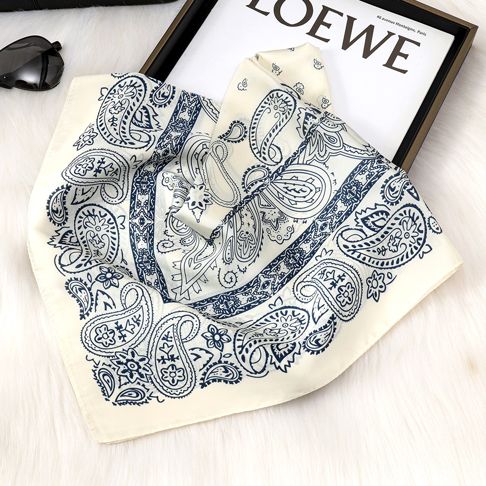 Flor de anacardo de todo fósforo transfronterizo blanco 70 bufanda cuadrada sensación de alta calidad para mujer bolsa atada para atar cabello bufanda de seda de imitación de cuello al por mayor