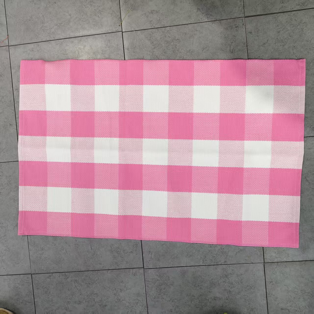 분홍색과 흰색 격자