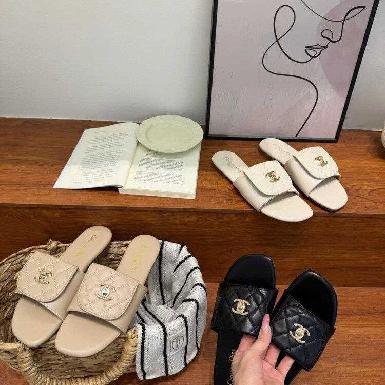 2026 Summer Chanel-Style Buckle Slippers for Women, Soft Leather, Metal Buckle, Open-Toe, Chunky Heel, Flat-Bottomed Slippers 2026 Summer Chanel-Style Buckle Slippers for Women, Soft Leather, Metal Buckle, Open-Toe, Chunky Heel, Flat-Bottomed Slippers