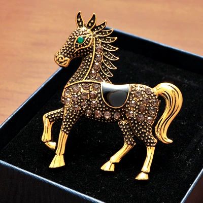 European and American Retro Diamond-Encrusted War Horse Brooch, Accessible Luxury Enamel British Suit Corsage Pin, Year of the Horse Animal Zodiac Jewelry (Yaxa sancaqları) - black-diamond-horse-brooch