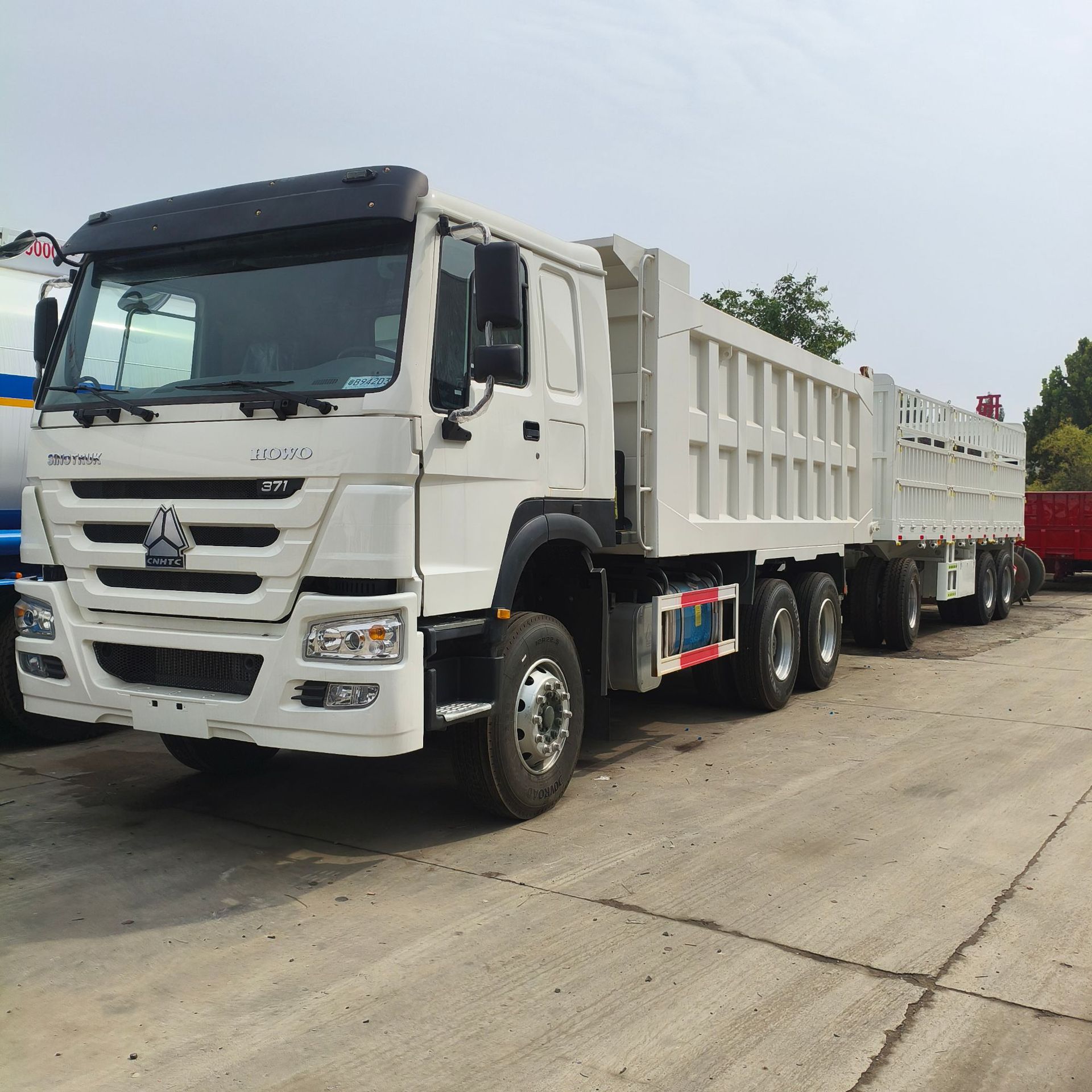 Exporting Howo 350-Horsepower Cement Tanker, Large 12-Cubic-Meter and 14-Cubic-Meter Cement Tanker