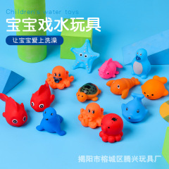 子供のゴムは海洋動物の赤ちゃんをつまんで水遊びをします。