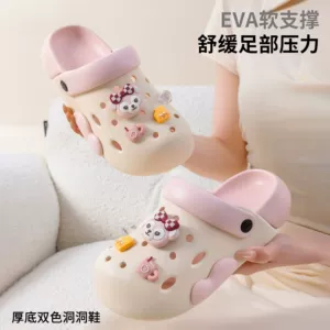 Пляжные летние тапочки в стиле Crocs, нескользящие легкие босоножки, коллекция 2026 года, подходят для носки на улице, мягкая подошва, закрытый носок, в корейском стиле