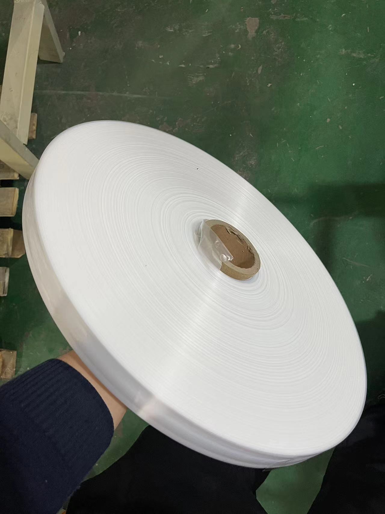 PE plano de alta presión espesado material de tubo transparente película de bobina larga a través de bolsa a prueba de polvo e impermeable embalaje industrial bolsa de PE