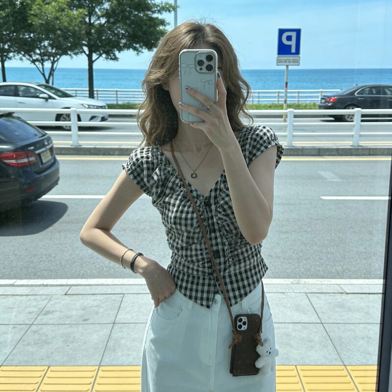 Short Slim-Fit American Retro Style Lace-Up Pleated Flutter-Sleeve Shirt for Women, Plaid Design, Exposed Collarbone, Waist-Cinching, Slimming Top