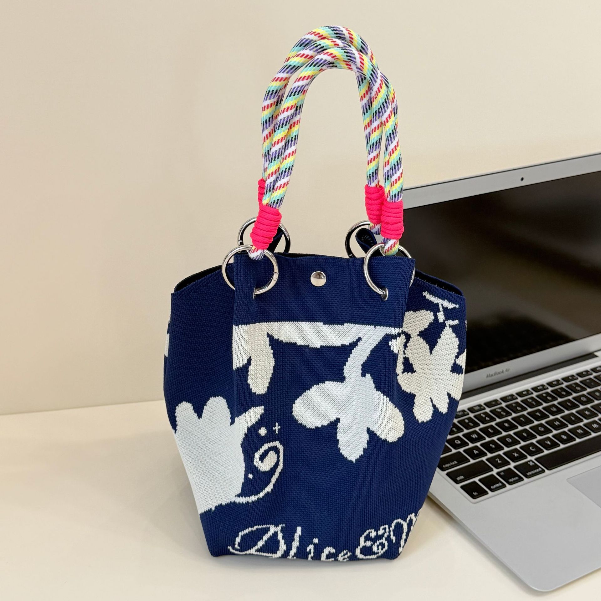 2026 primavera y verano nuevo bolso de cubo de pintura creativo portátil gran espacio de aire de dopamina alta sensación mochila