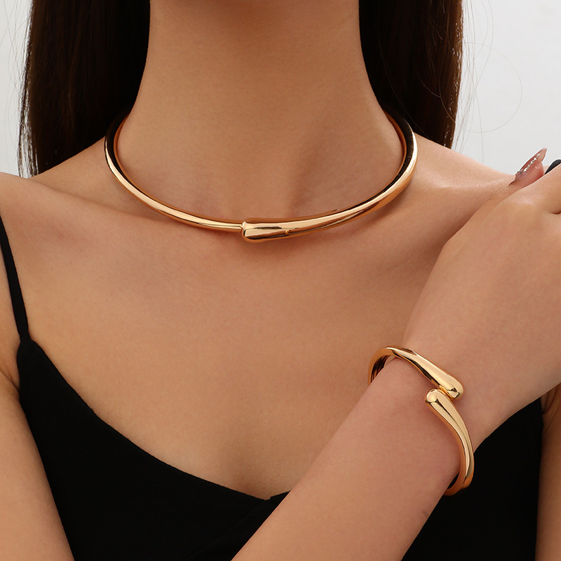 Conjunto de Joyería de Moda Europea y Americana, Estilo Simple de Metal Pesado, Anillo Geométrico Brillante, Gargantilla y Pulsera para Mujer, Gran Venta