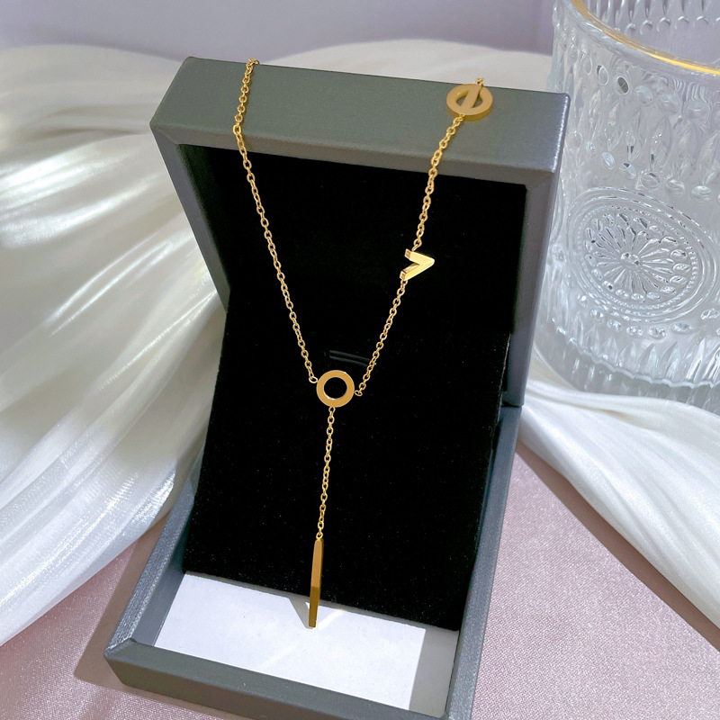 Collana minimalista in oro autentico da coppia AMORE, accessorio femminile con catena rossa con clavicola a rete_voghion.com