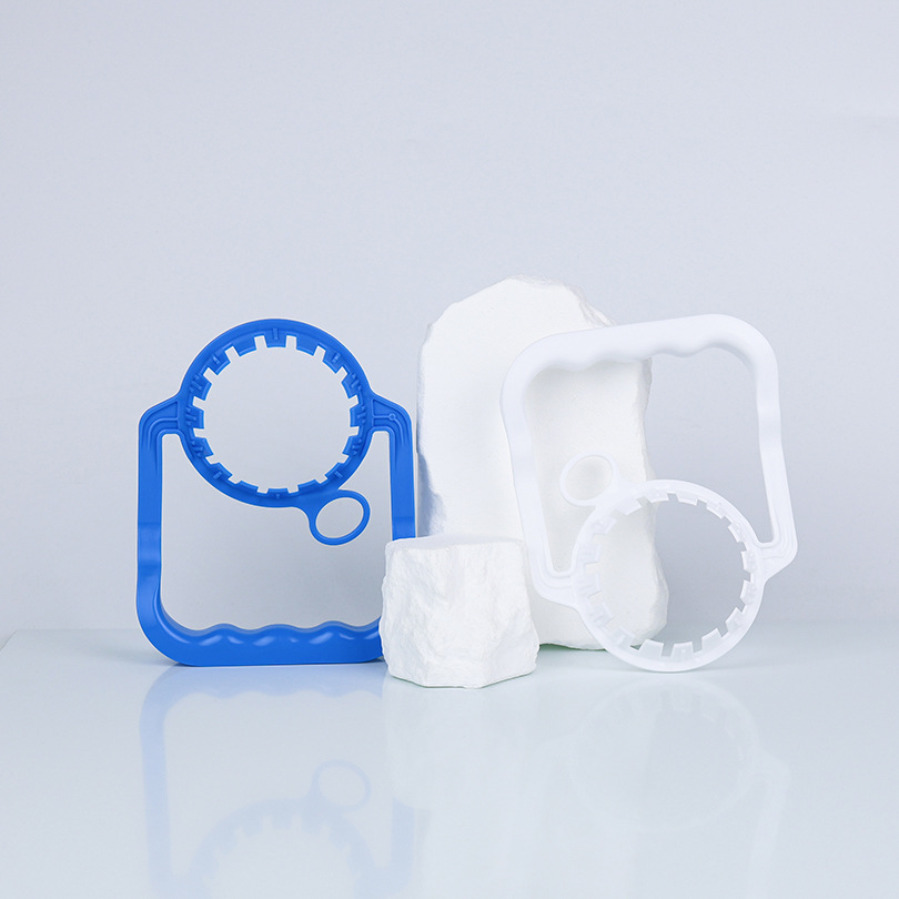 Fábrica de fuente al por mayor botella de agua potable desechable mango de plástico 55 calibre botella de bebidas PE mango