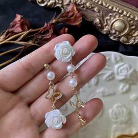 「月下玫瑰」法式复古优雅小众温柔不对称蝴蝶白玫瑰耳环/耳夹