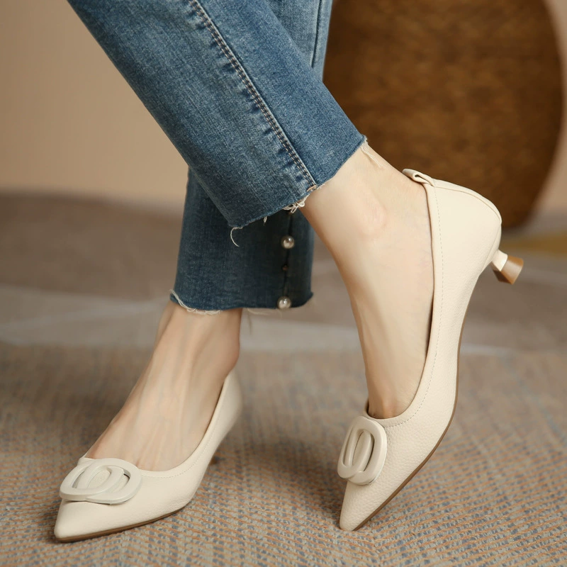 2023 Весна и осень Новый корейский стиль Элегантная остроконечная тонкая обувь на среднем каблуке Однослойная обувь для похудения Металлическая Элегантная модная женская обувь с мелким ртом
