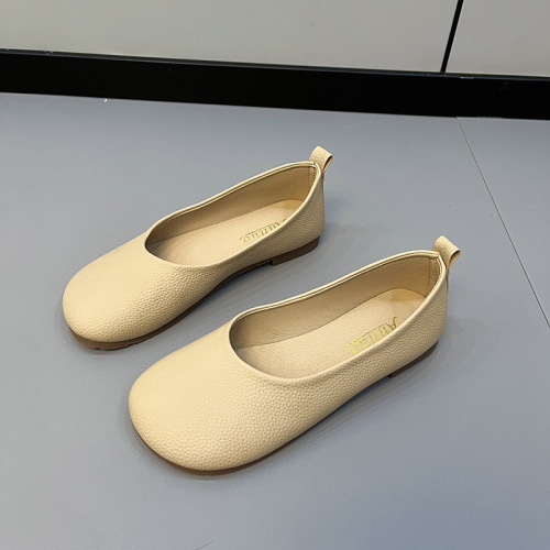 Plus-size French-style grandma shoes: Ultra-soft, low-heeled, vintage-inspired spring/summer women's flats with a shallow toe box and small leather bow details.