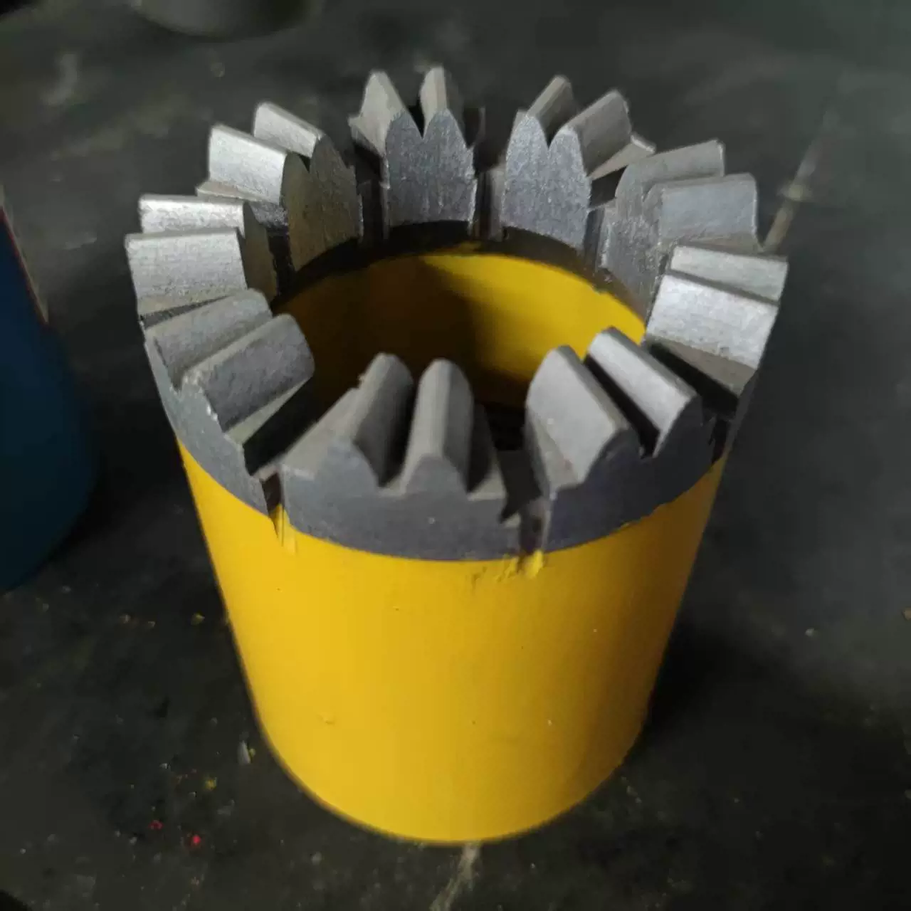 Алмазные корончатые сверла в наличии. Быстрая доставка. Полный комплект алмазных корончатых сверл высокой прочности для горных работ.