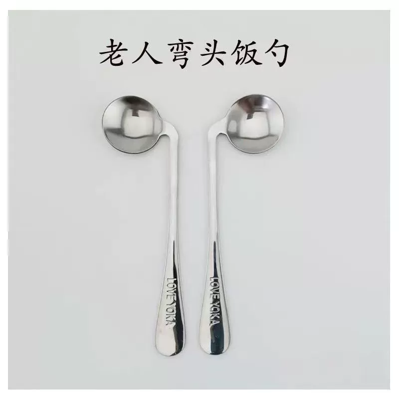 Пожилые люди едят ложки для кормления ложки для кормления пожилых людей