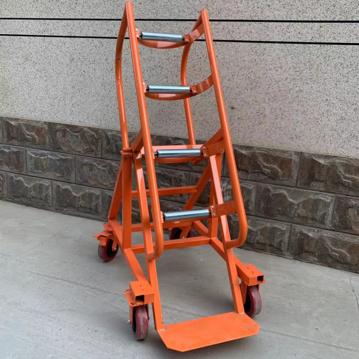 pvc塑胶运动地板运输车地胶装卸车卷材手推车地胶卷材运输车