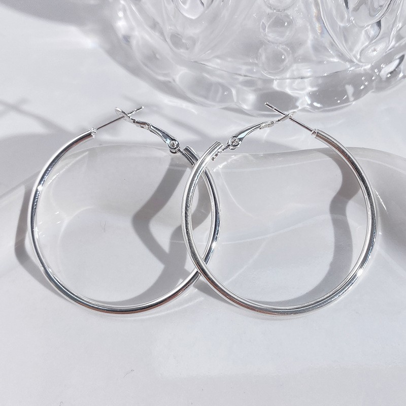 Nuevos desplazamientos de moda con pendientes de círculo grande, ligero y lujoso, temperamento femenino de alta gama, botones para los oídos, Orejeras de círculo vegetariano, agujas para los oídos