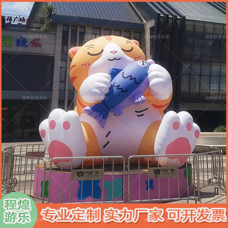 魚を食べる漫画のインフレータブル猫、屋外の大型ショッピングモール、IPディスプレイ、イベントプロモーション、展示会、チェックイン、写真撮影|undefined