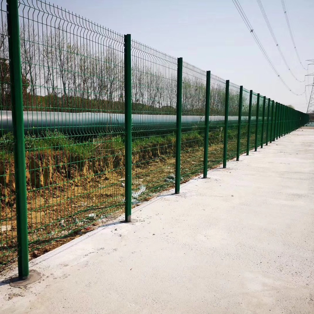 量大优惠重庆四川批发公路护栏网小区隔离网果园浸塑筛网包安装