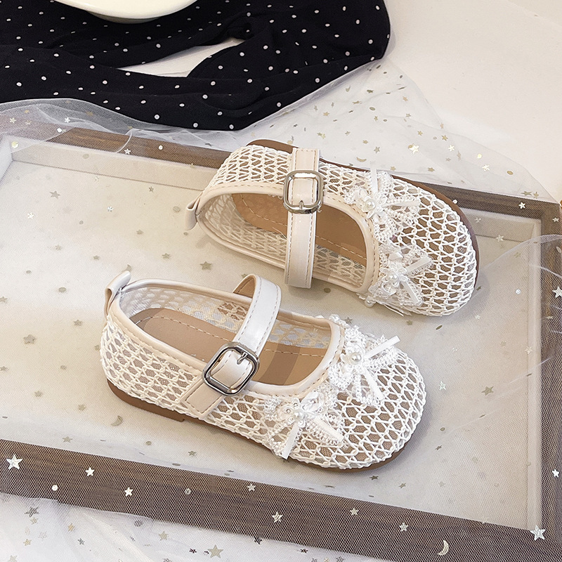 Niñas sandalias Baotou 2026 verano nuevo estilo de moda infantil zapatos de princesa universal arco de perla hueco zapatos simples