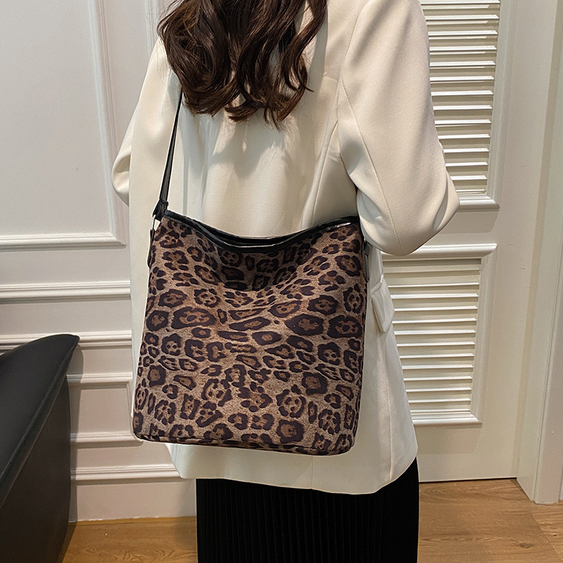 Invierno super caliente nicho leopardo bolso para mujeres 2024 nuevo popular bolso de hombro amplio bolso de cubo debajo de la axila para mujeres
