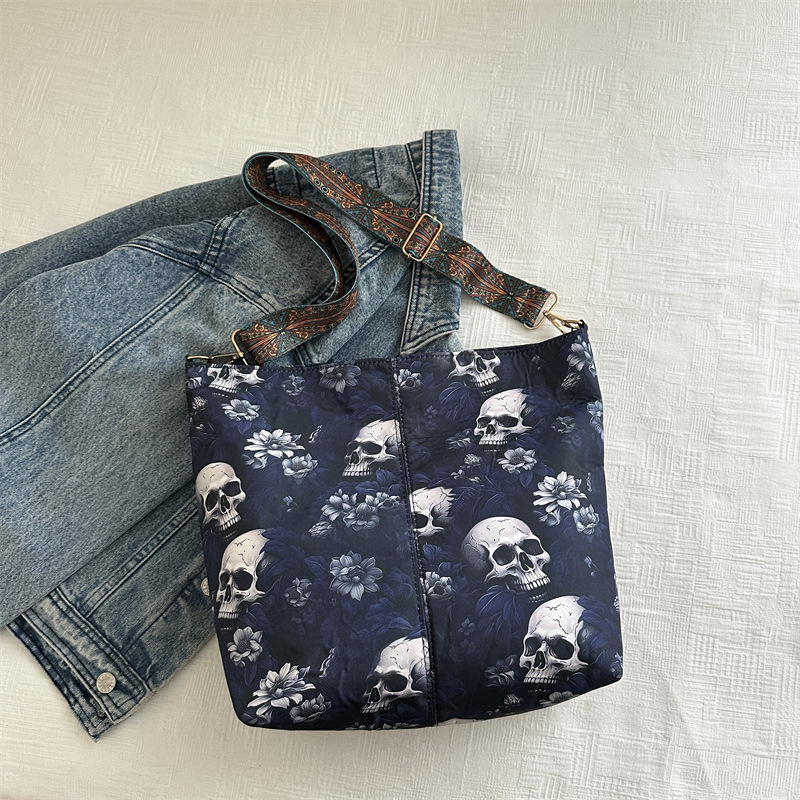 Bolsa de diseño de nicho Zhong mujer 2024 nueva moda retro versátil alta sensación extranjera calavera mochila de hombro