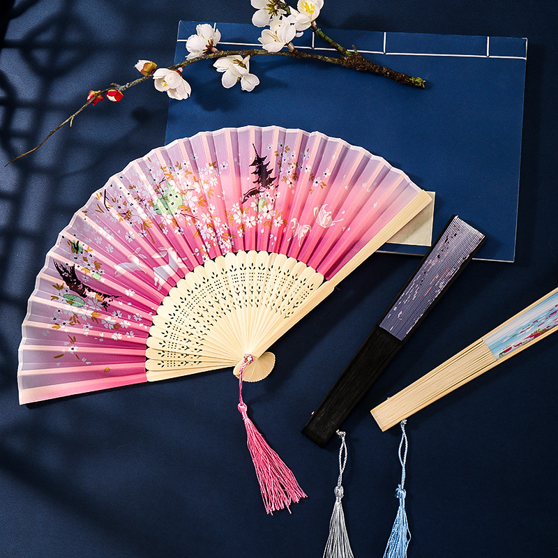 古代のチャイナドレスの女性の漢服の子供のダンスの桜の扇の中国風の夏は桃の花の扇子を身につけて古風を扇に折ります。|undefined