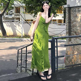 茶歇法式高级感绿色碎花长裙2026年夏季设计感荷叶边收腰连衣裙女