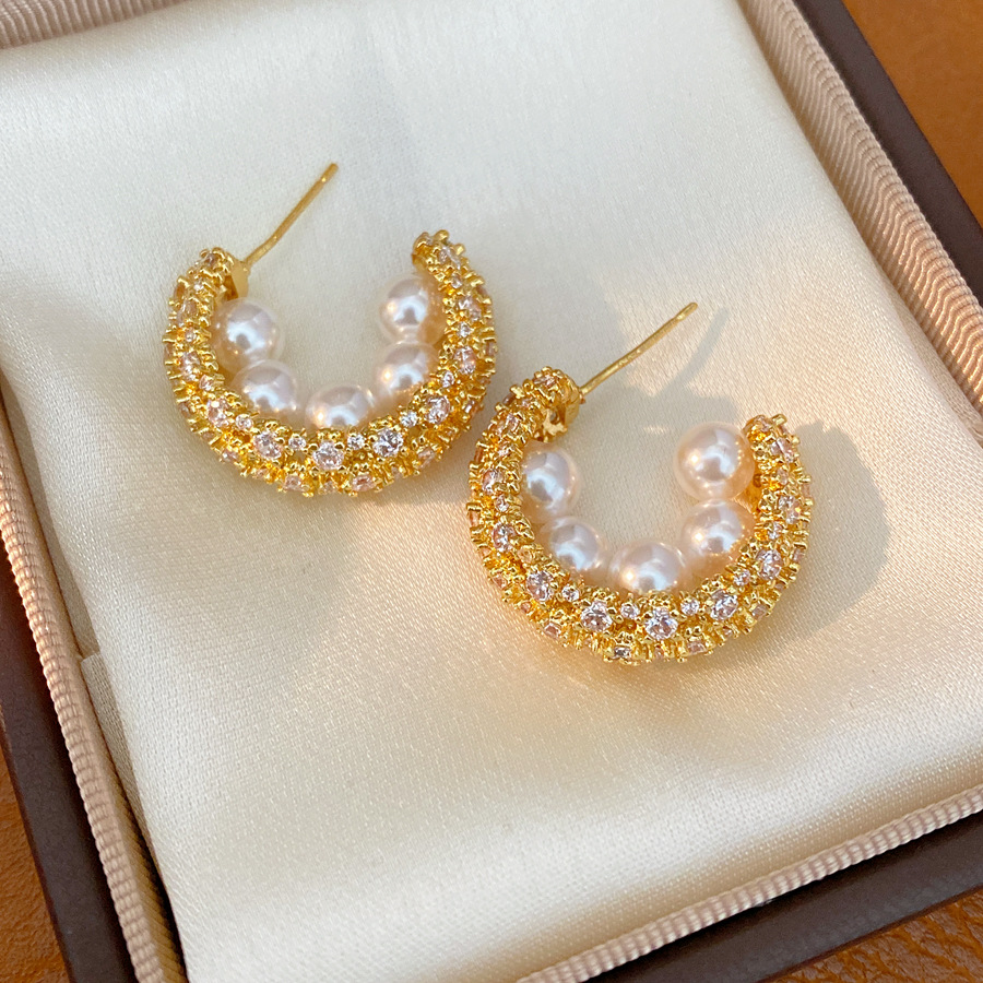 Agujas de plata zircon perlas en forma de C temperamento palacio exquisitos pendientes de nicho ligero de lujo alta sensación de auriculares al por mayor