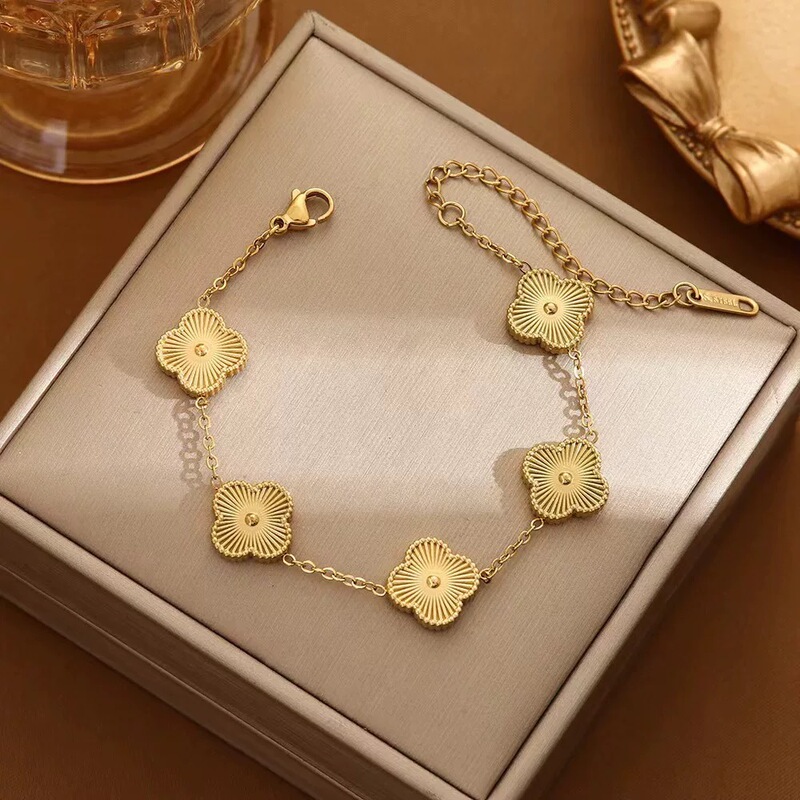 Five-flower four-leaf clover bracelet for women 2022 new high-grade titanium steel jewelry simple light luxury temperament jewelry trend Five-flower four-leaf clover bracelet for women 2022 new high-grade titanium steel jewelry simple light luxury temperament jewelry trend