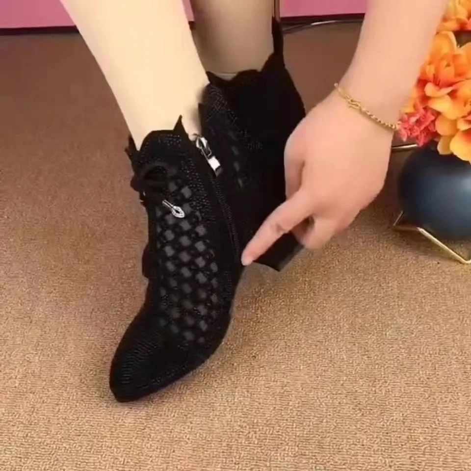 2026 botas cortas de cuero suave primavera y verano nuevas botas frescas de malla de tela de punta hueca de diamante de moda sandalias versátiles