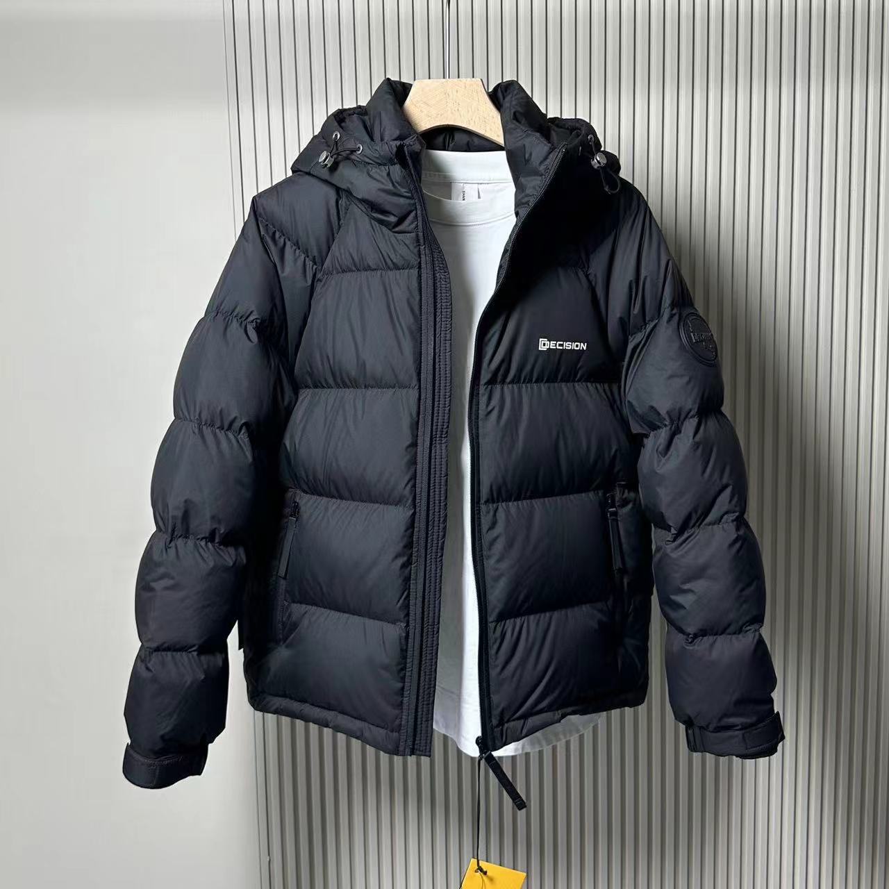 남자 겨울 2024 새로운 후드 다운 재킷 유행 올 매치 두꺼운 빵 의류 간단한 따뜻한 재킷 트렌디 남성