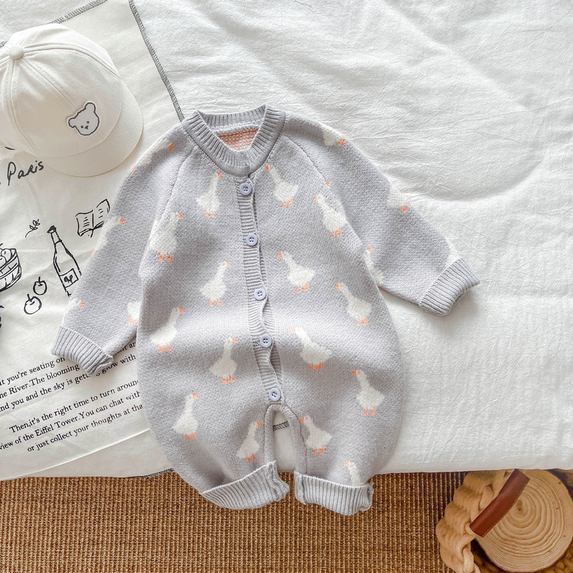 韓国版の乳幼児の春の服の連体の服の男女の赤ちゃんのセーターの新生児の洋気の哈衣は服の外に登ります。