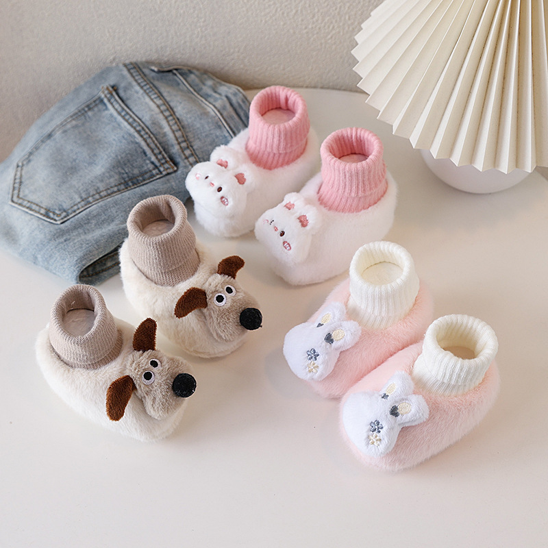 Winter new infant shoes and socks soft thick bottom fleece-lined baby boys and girls do not drop shoes 0-1 years old cartoon cute cotton shoes Winter new infant shoes and socks soft thick bottom fleece-lined baby boys and girls do not drop shoes 0-1 years old cartoon cute cotton shoes
