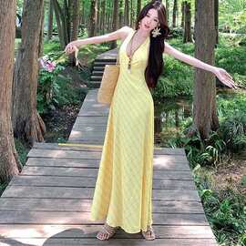 海边度假黄色挂脖连衣裙女装设计感温柔风多巴胺沙滩裙绝美连衣裙