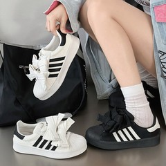2025春の新型の厚い底のカジュアルシューズの女性の軽やかな厚い底の蝶結びの白い靴の女性