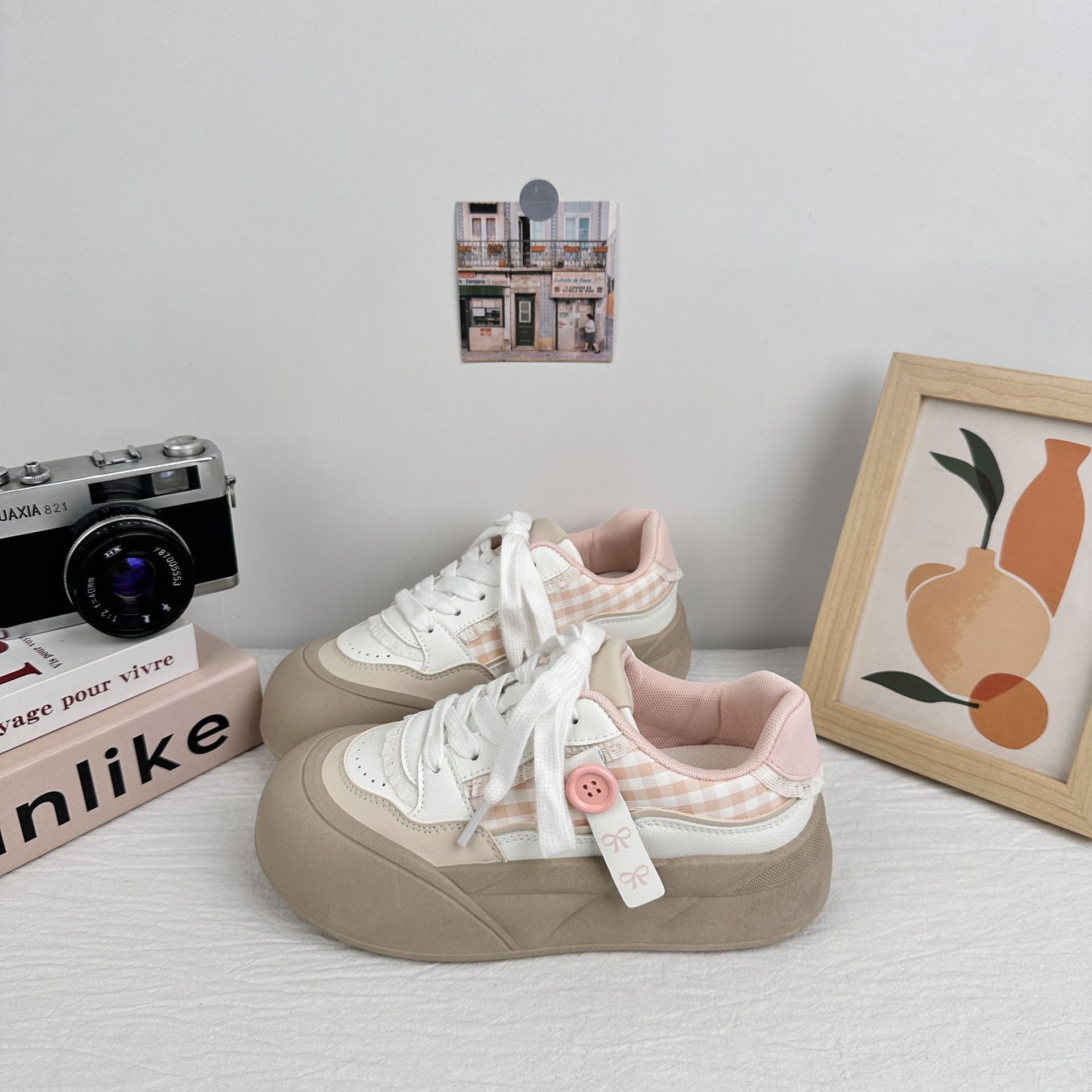 Zapatos de onda lejana para mujer 2025 nuevos zapatos de pan de estilo caliente zapatos blancos de suela gruesa zapatos de tabla zapatos casuales de nicho de todo fósforo