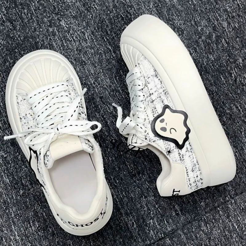 Голова ракушки маленькие белые туфли милые женские туфли 2024 осень новая большая голова толстая подошва для повышения досуга спортивные дикие кроссовки