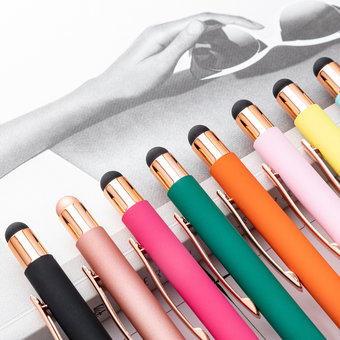 Venta al por mayor láser grabado condensador bolígrafo varilla de aluminio pantalla táctil pluma Prensa de color de goma y plástico