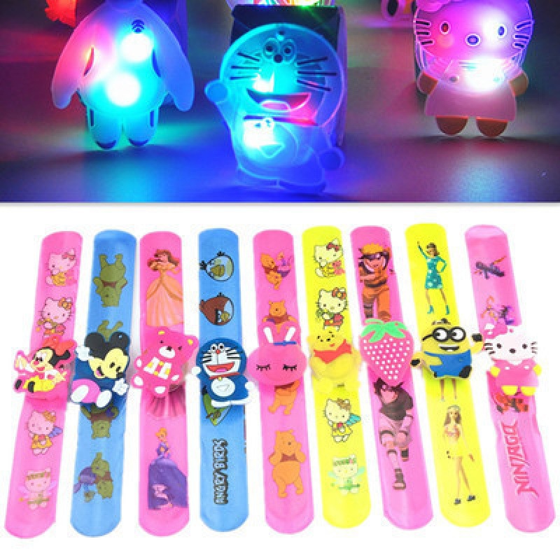 Yiwu pequeño mercado de productos básicos juguetes para niños al por mayor regalos del mercado nocturno bajo 1 yuan puesto nuevos pequeños regalos luminosos.